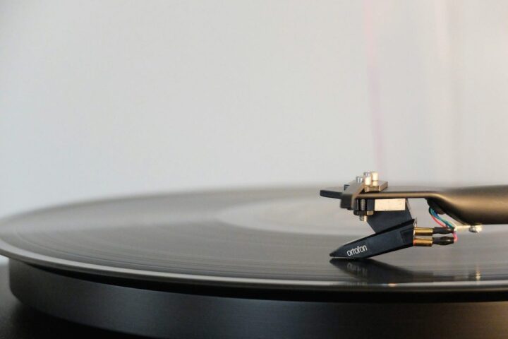 Beste platenspeler met ingebouwde speakers kiezen: waar let je op?