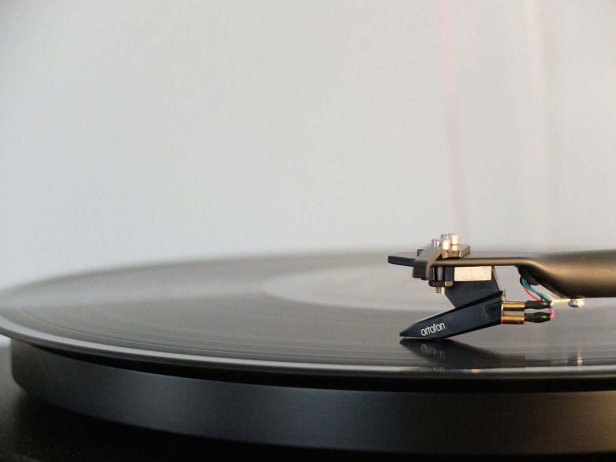 Beste platenspeler met ingebouwde speakers kiezen: waar let je op?
