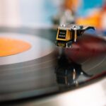 Close-up van een platenspeler met de naald op een draaiende vinylplaat