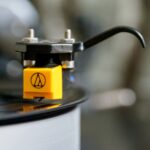 Close-up van een platenspeler-element met naald op een vinylplaat