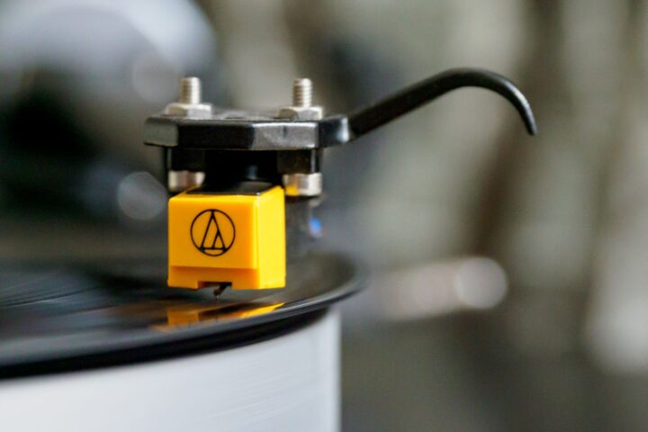 Close-up van een platenspeler-element met naald op een vinylplaat